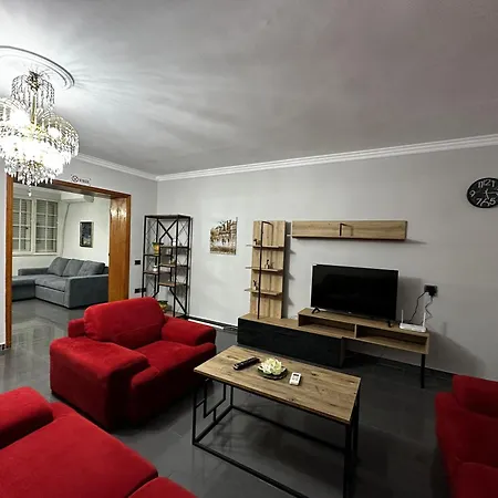 Treasure: Chic 2br-apartment 8min To Skanderbeg Place شقة تيرانا