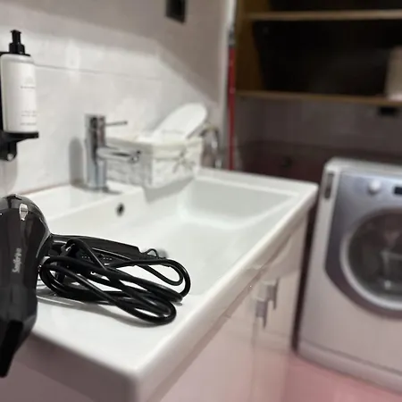 Daire Treasure: Chic 2br-apartment 8min To Skanderbeg Place *