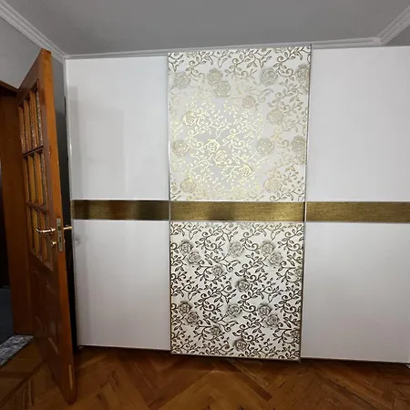 Treasure: Chic 2br-apartment 8min To Skanderbeg Place Daire Tiran