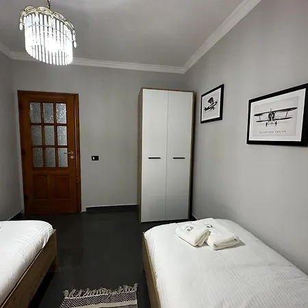 Daire Treasure: Chic 2br-apartment 8min To Skanderbeg Place