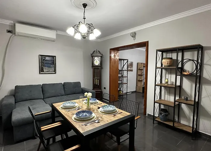 Treasure: Chic 2br-apartment 8min To Skanderbeg Place Lägenhet