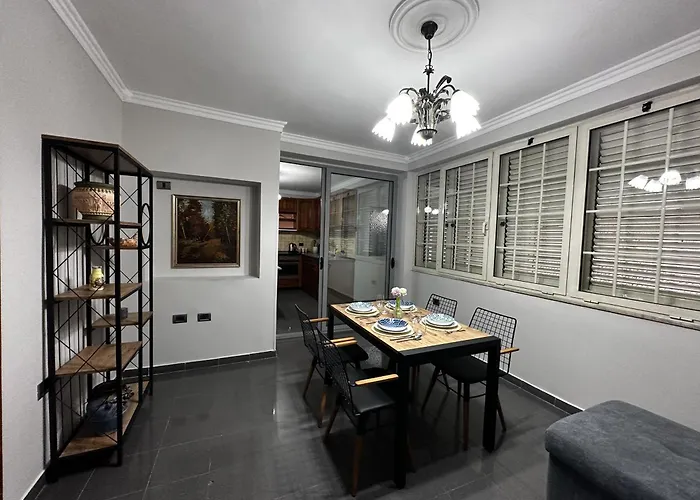 Treasure: Chic 2br-apartment 8min To Skanderbeg Place アパート ティラナ