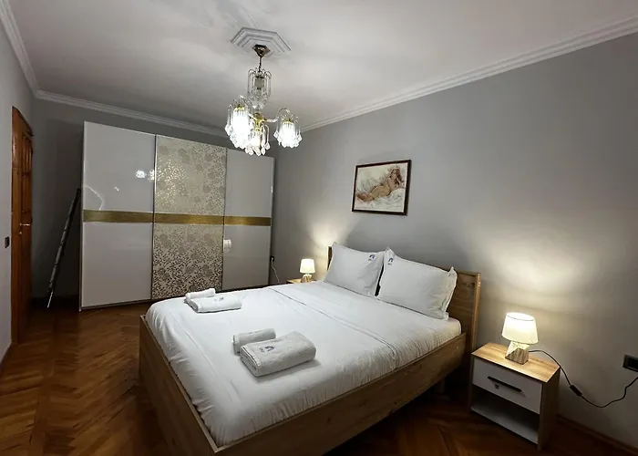 Treasure: Chic 2br-apartment 8min To Skanderbeg Place Lägenhet Tirana