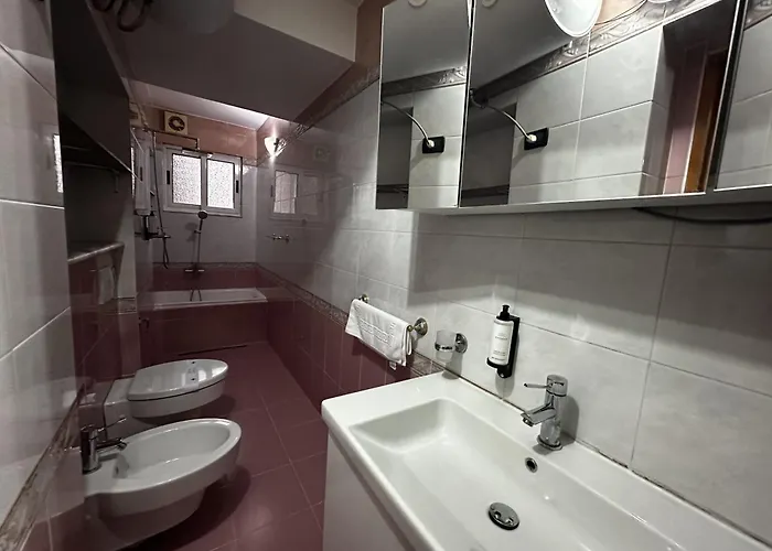 アパート Treasure: Chic 2br-apartment 8min To Skanderbeg Place ティラナ