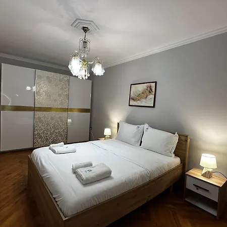 Treasure: Chic 2br-apartment 8min To Skanderbeg Place Apartment Tirana